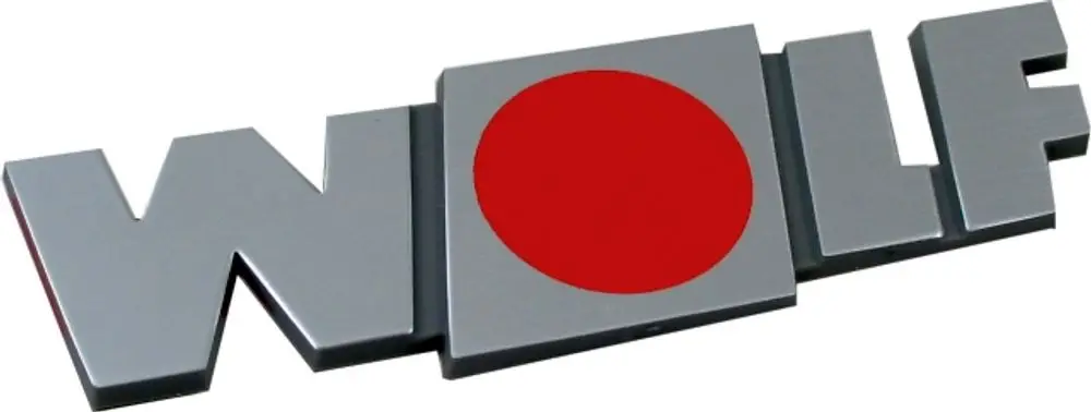 Metallisches Firmenschild mit dem Schriftzug "WOLF" in Großbuchstaben und einem roten Punkt im Design.